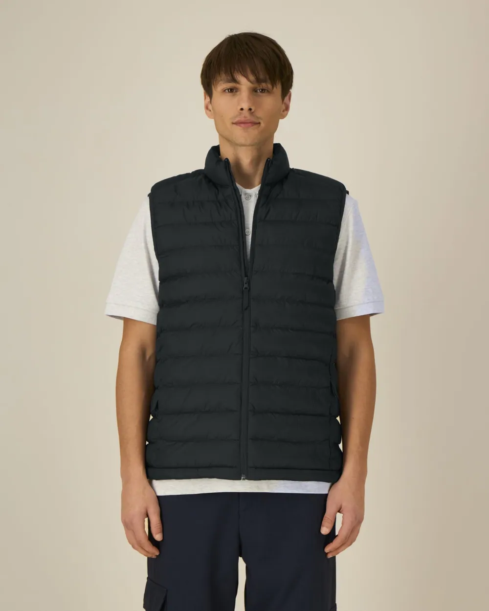 Vestă matlasată Stanley Climber 2.0 personalizată — culoarea Negru, purtat de model, față