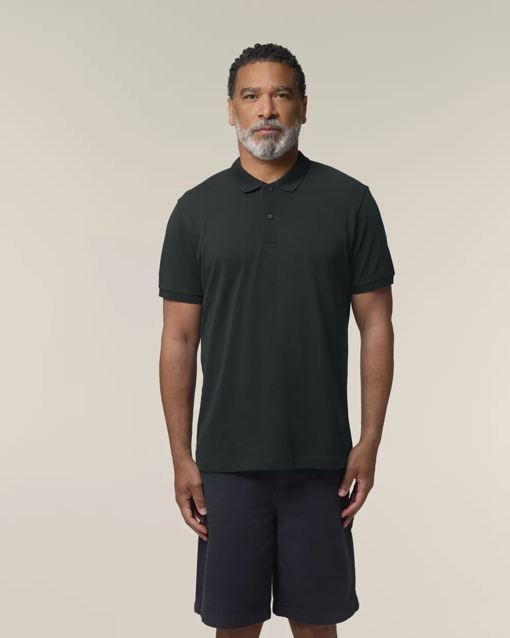 Tricou polo Stanley Coaster personalizat — culoarea Negru, purtat de model, față