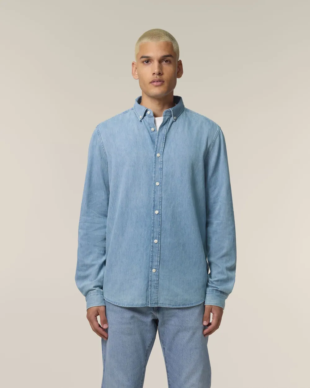 Cămașă Stanley Denim Shirt personalizată — culoarea Denim deschis, purtat de model, față