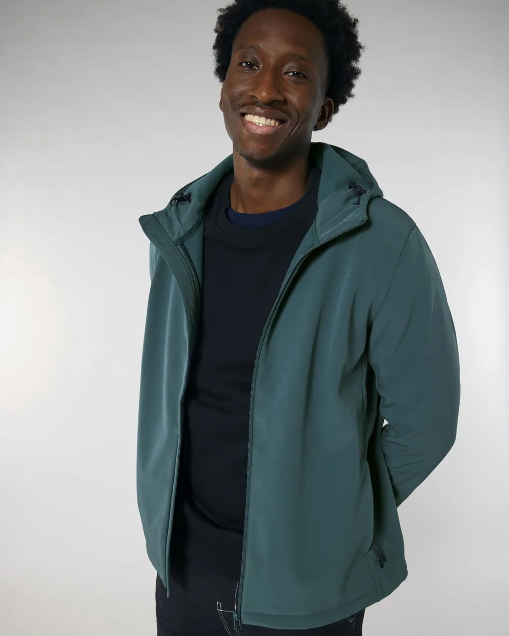Jachetă softshell Stanley Discoverer personalizată — culoarea Albastru nocturn, purtat de model, față