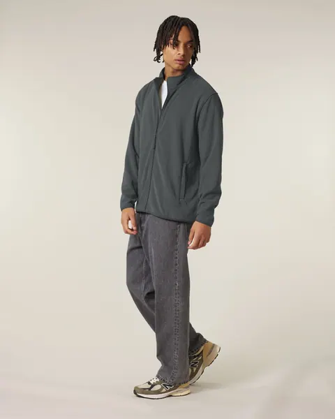 Jachetă fleece Stanley Guider personalizată — culoarea Antracit, purtat de model, față