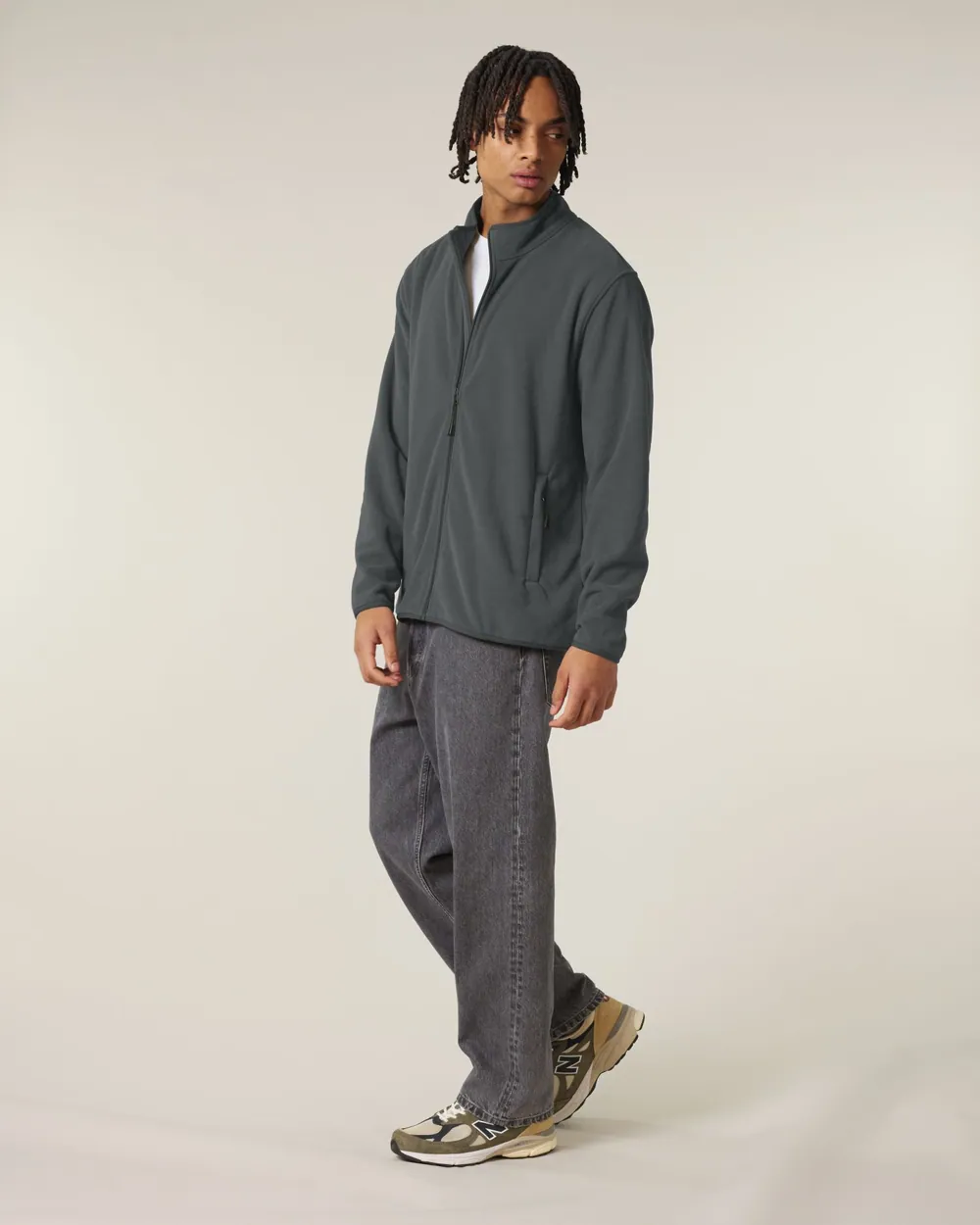 Jachetă fleece Stanley Guider personalizată — culoarea Antracit, purtat de model, față