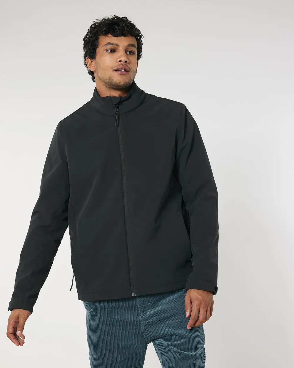 Jachetă softshell Stanley Navigator personalizată — culoarea Negru, purtat de model, față
