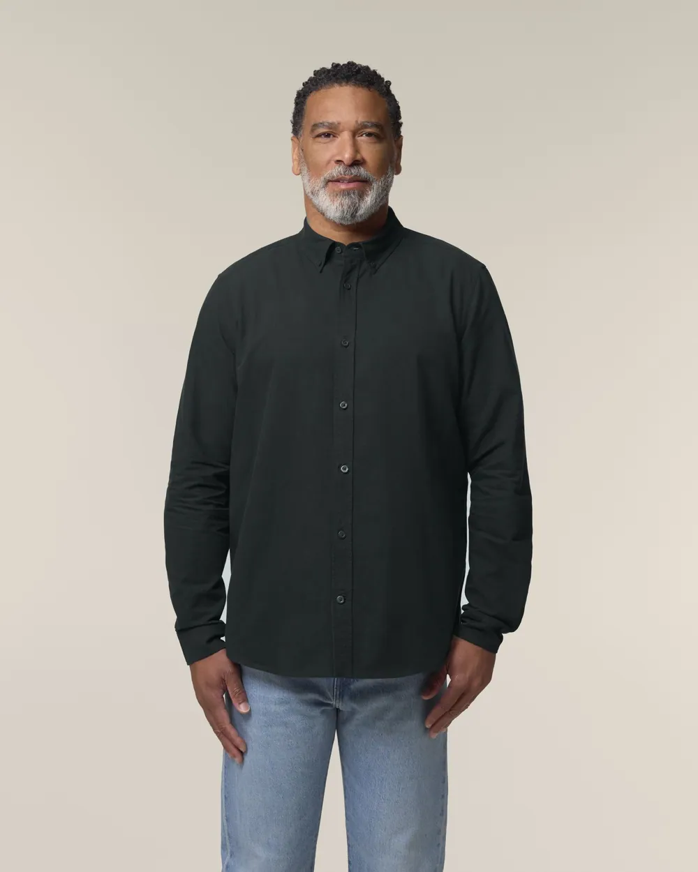 Cămașă Stanley Oxford Shirt personalizată — culoarea Negru, purtat de model, față