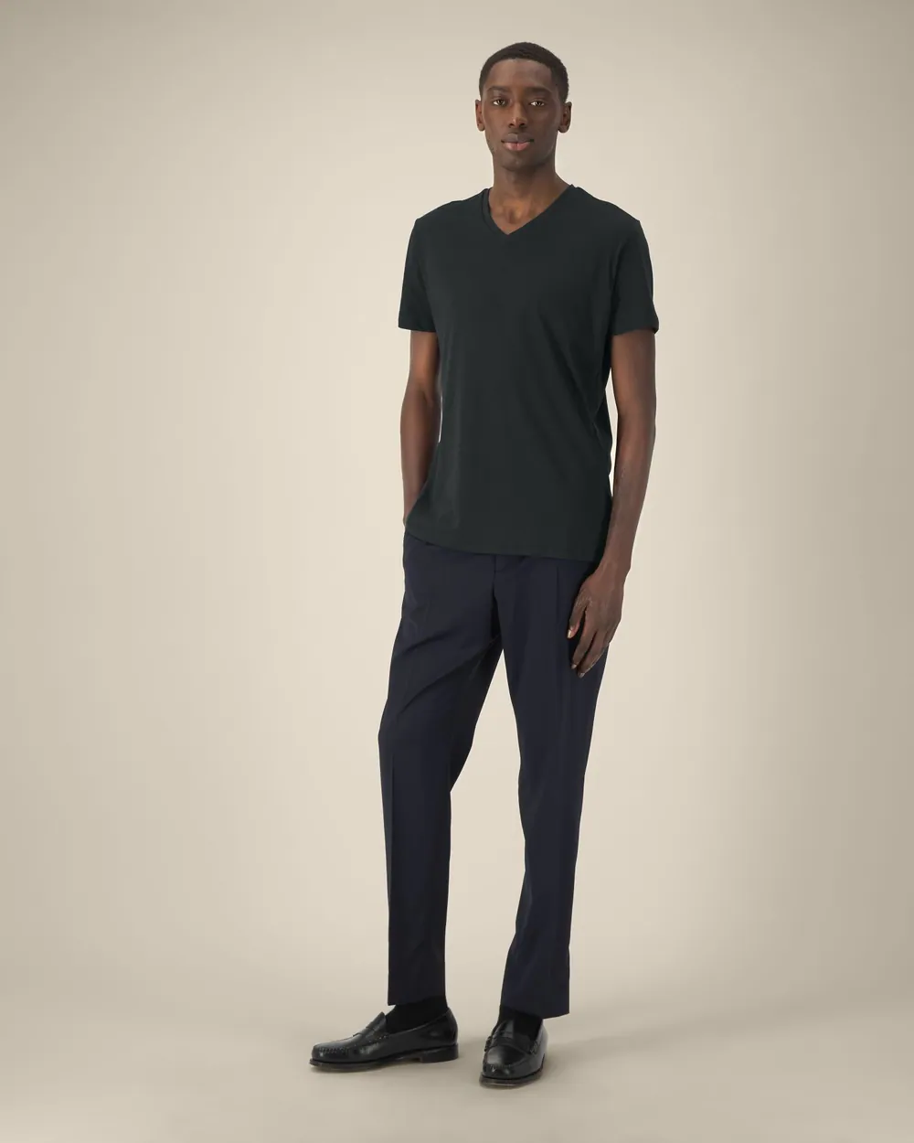 Tricou Stanley Presenter personalizat — culoarea Negru, purtat de model, față