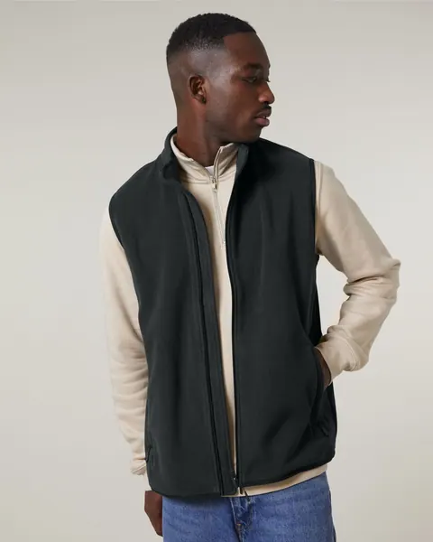 Vestă fleece Stanley Quester personalizată — culoarea Negru, purtat de model, față