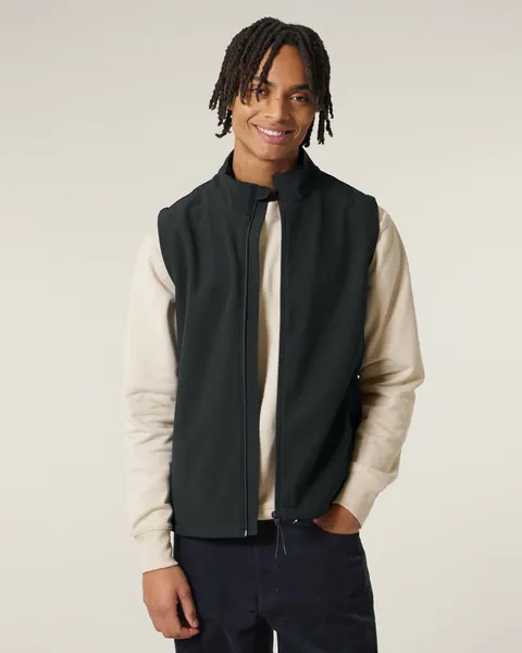 Vestă softshell Stanley Trail Blazer personalizată — culoarea Negru, purtat de model, față