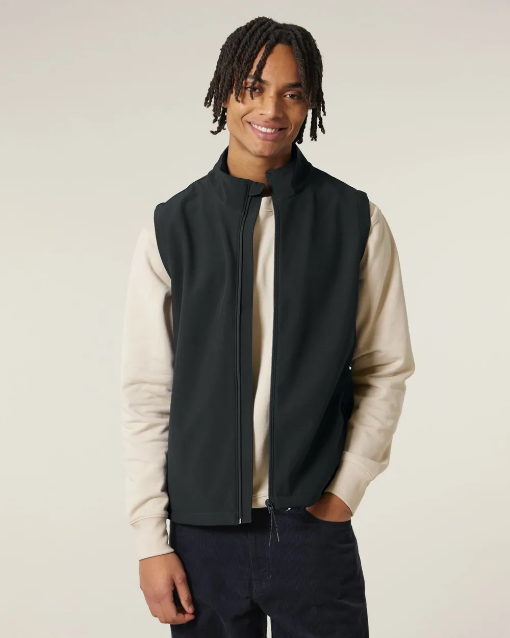 Vestă softshell Stanley Trail Blazer personalizată — culoarea Negru, purtat de model, față