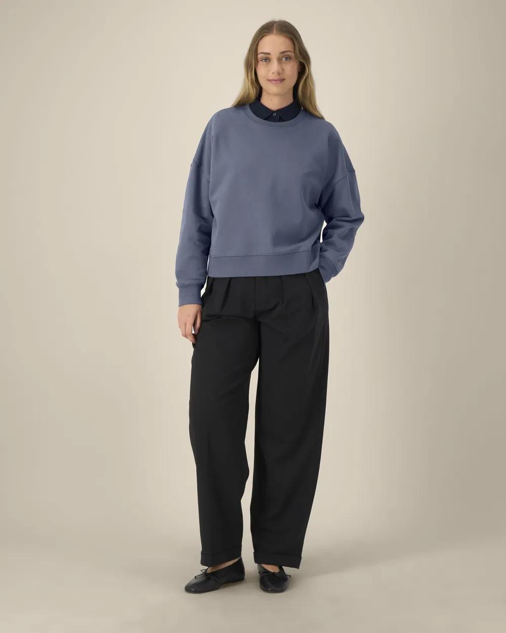 Bluză Stella Alma personalizată — culoarea Albastru-gri, purtat de model, față