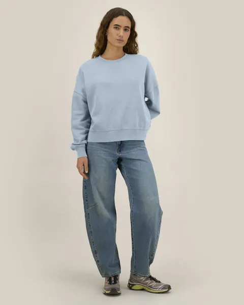 Bluză Stella Alma Vintage personalizată — culoarea Albastru gri-piatră (vopsit după confecționare), purtat de model, față