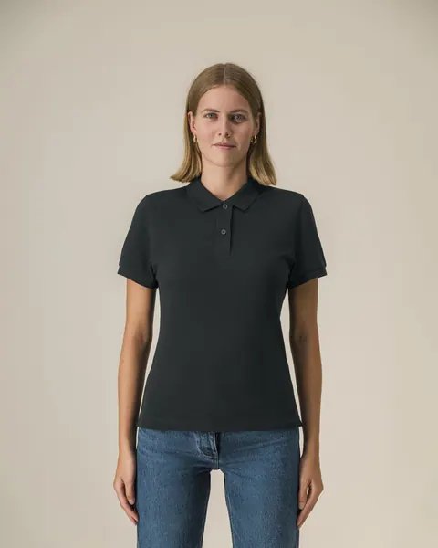 Tricou polo Stella Coaster personalizat — culoarea Negru, purtat de model, față