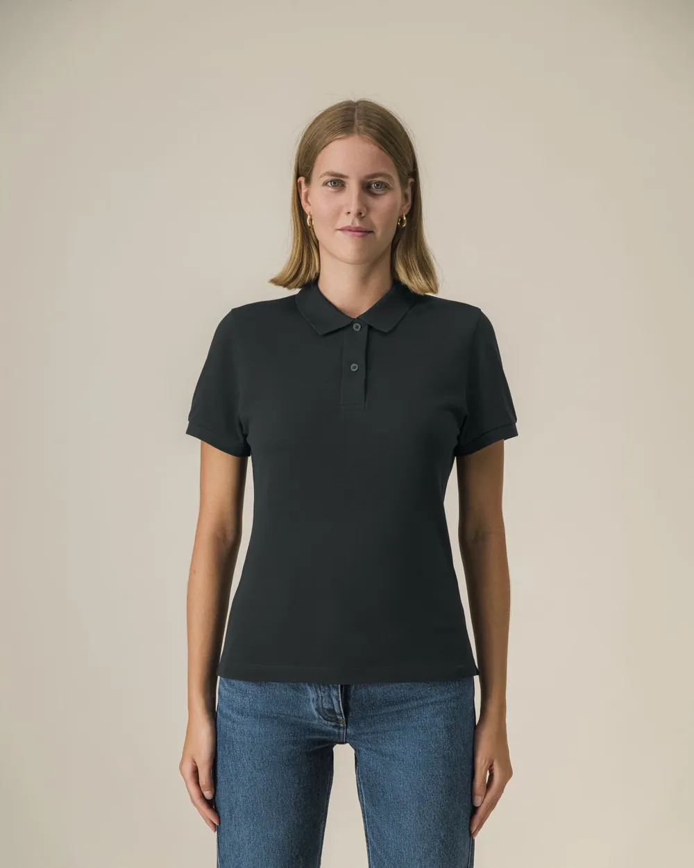 Tricou polo Stella Coaster personalizat — culoarea Negru, purtat de model, față