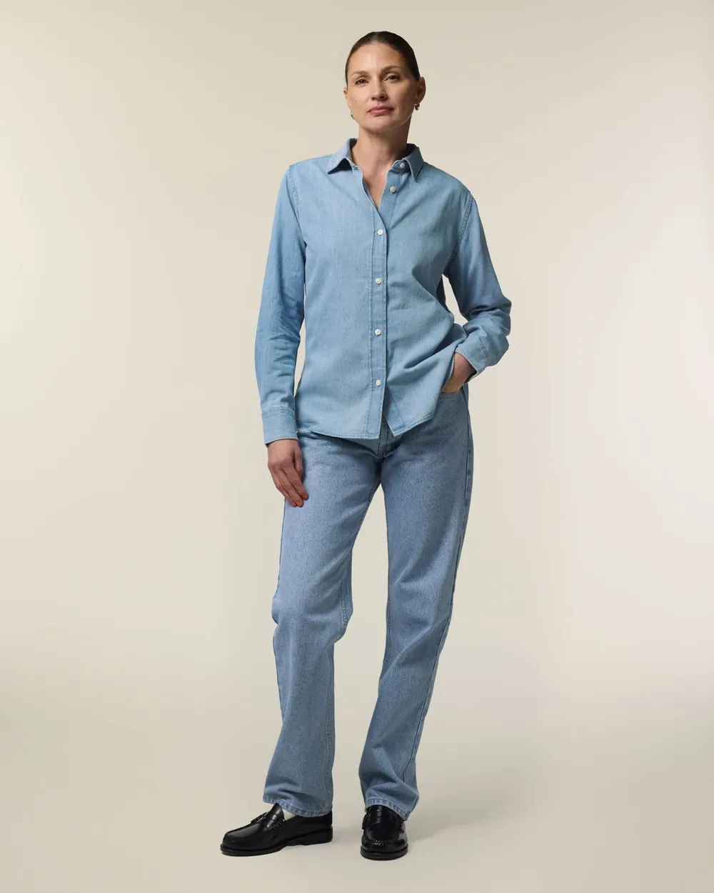 Cămașă Stella Denim Shirt personalizată — culoarea Denim deschis, purtat de model, față