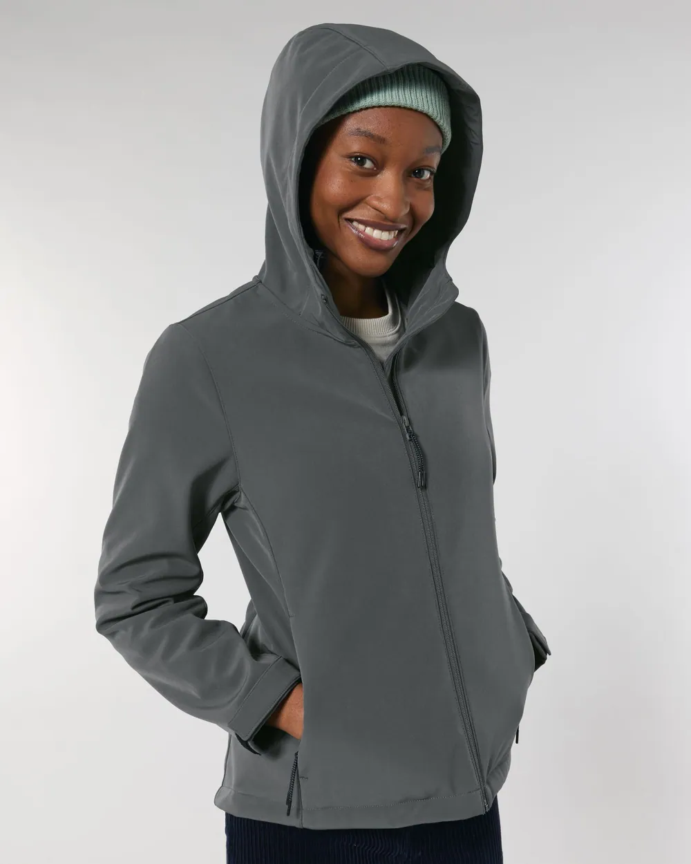 Jachetă softshell Stella Discoverer personalizată — culoarea Antracit, purtat de model, față