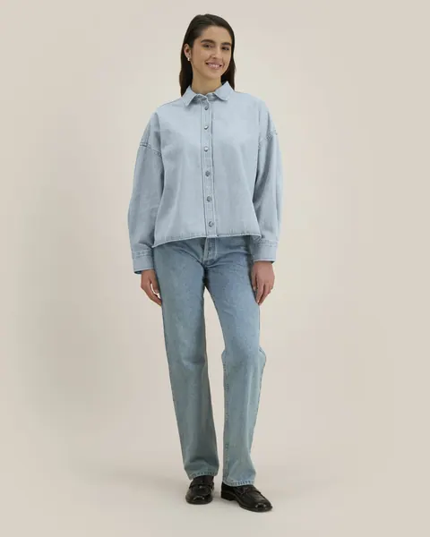 Cămașă Stella Ember personalizată — culoarea Denim deschis, purtat de model, față