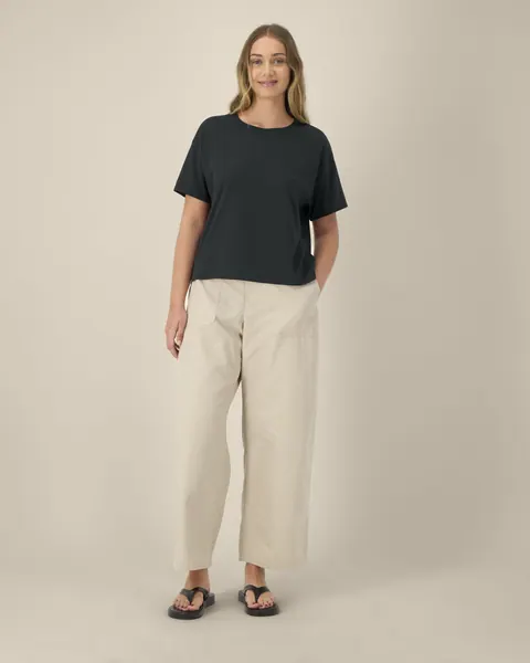 Tricou Stella Etta personalizat — culoarea Negru, purtat de model, față