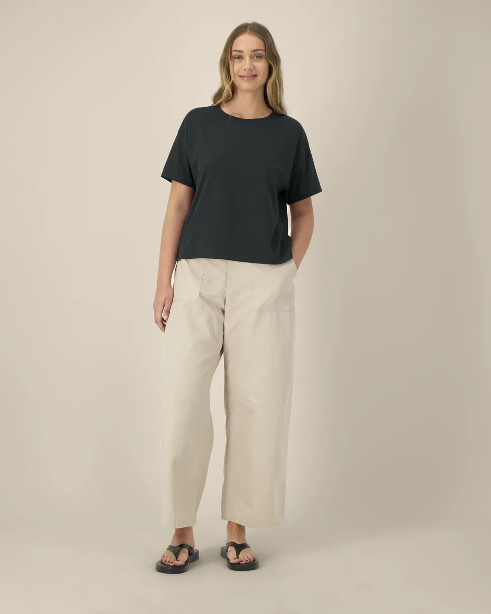 Tricou Stella Etta personalizat — culoarea Negru, purtat de model, față