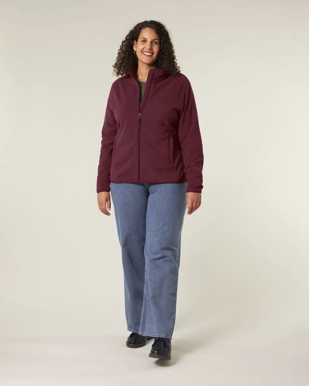 Jachetă fleece Stella Guider personalizată — culoarea Vișiniu, purtat de model, față