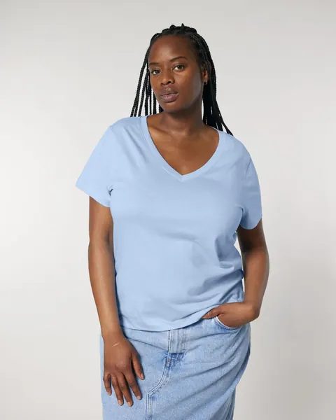 Tricou Stella Isla personalizat — culoarea Albastru deschis, purtat de model, față
