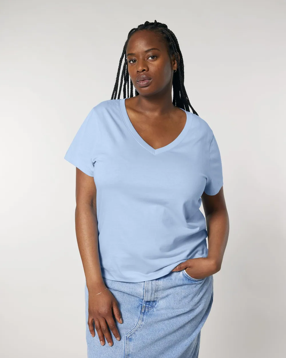 Tricou Stella Isla personalizat — culoarea Albastru deschis, purtat de model, față