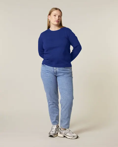 Tricou Stella Muser Long Sleeve personalizat — culoarea Albastru indigo, purtat de model, față