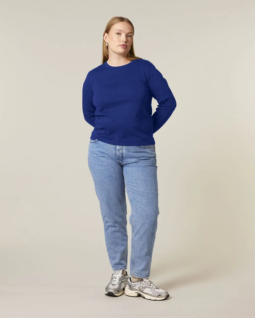 Tricou Stella Muser Long Sleeve personalizat — culoarea Albastru indigo, purtat de model, față
