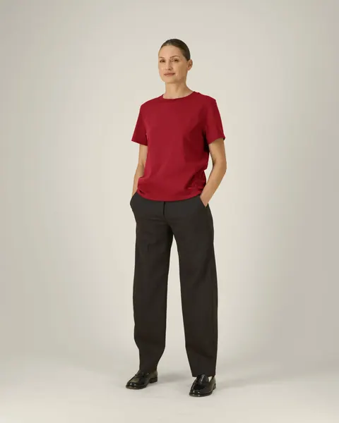 Tricou Stella Muser personalizat — culoarea Roșu aprins, purtat de model, față