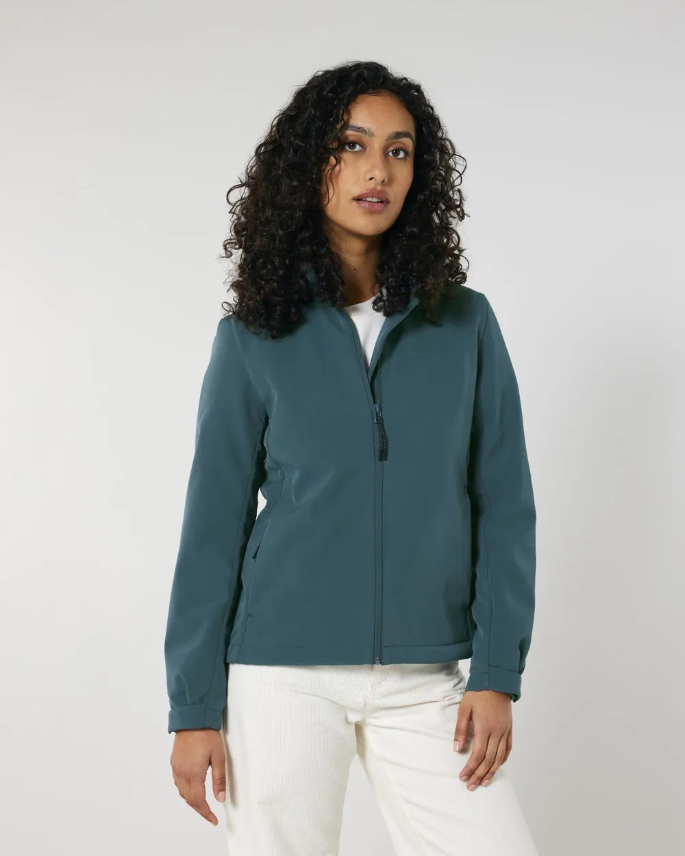 Jachetă softshell Stella Navigator personalizată — culoarea Albastru nocturn, purtat de model, față