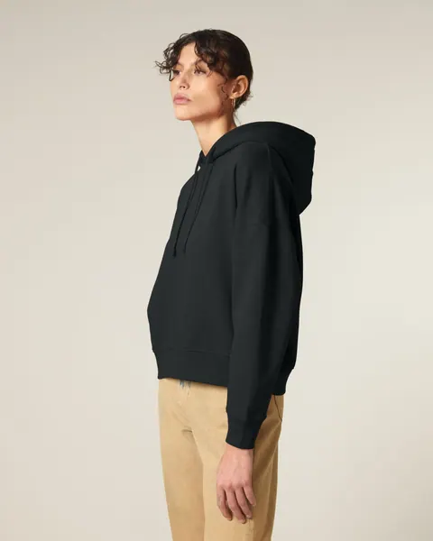 Hanorac Stella Nora personalizat — culoarea Negru, purtat de model, față