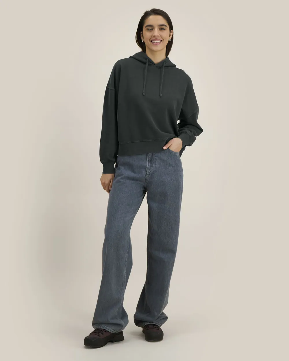 Hanorac Stella Nora Vintage personalizat — culoarea Negru grafit (vopsit după confecționare), purtat de model, față