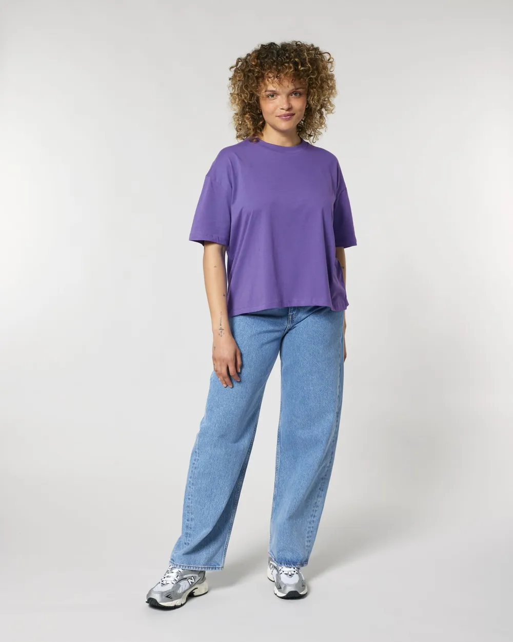 Tricou Stella Nova personalizat — culoarea Mov intens, purtat de model, față