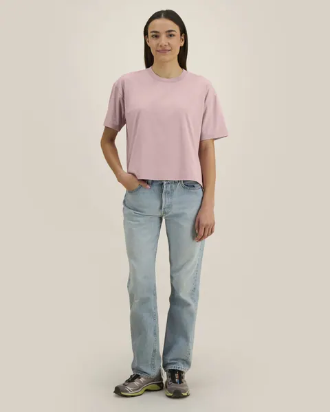 Tricou Stella Nova Vintage personalizat — culoarea Roz pudrat (vopsit după confecționare), purtat de model, față