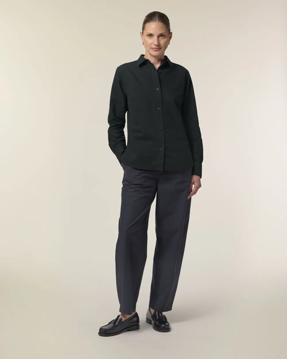 Cămașă Stella Oxford Shirt personalizată — culoarea Negru, purtat de model, față