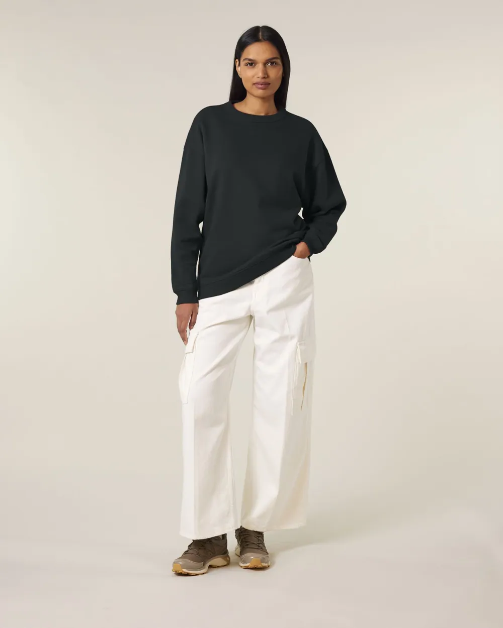 Bluză Stella Paloma personalizată — culoarea Negru, purtat de model, față