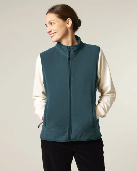 Vestă fleece Stella Quester personalizată — culoarea Albastru nocturn, purtat de model, față