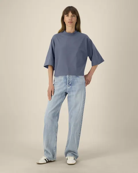 Tricou Stella Raya personalizat — culoarea Albastru-gri, purtat de model, față