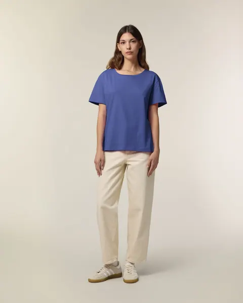 Tricou Stella Serena personalizat — culoarea Albastru amurg, purtat de model, față