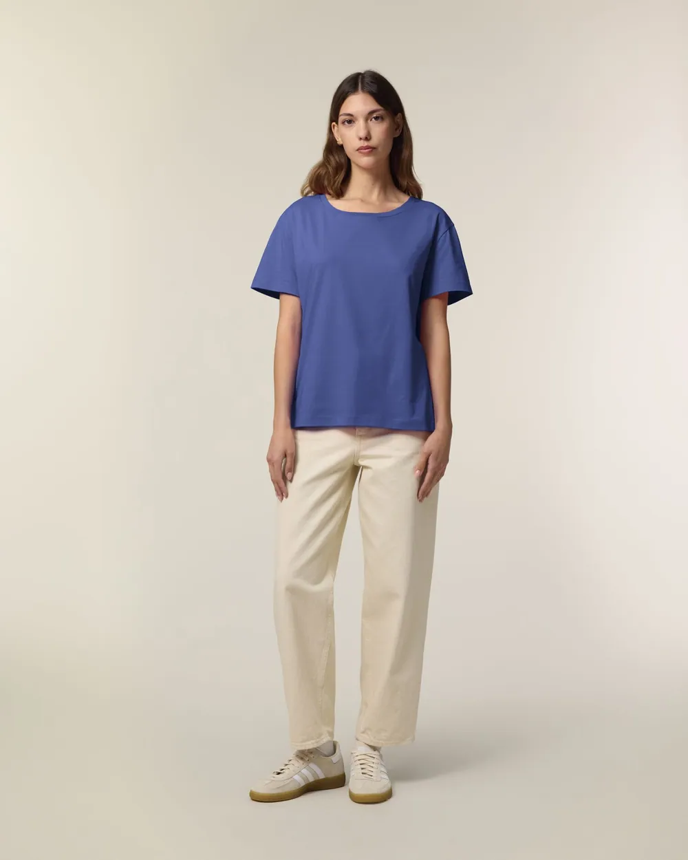 Tricou Stella Serena personalizat — culoarea Albastru amurg, purtat de model, față