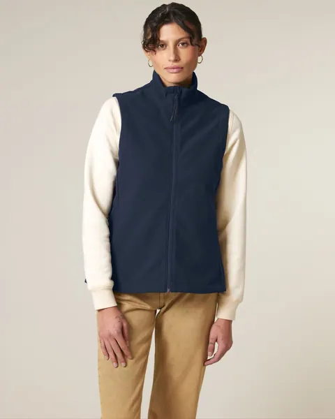 Vestă softshell Stella Trail Blazer personalizată — culoarea Bleumarin, purtat de model, față