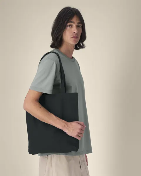 Sacoșă Tote Bag Stanley/Stella personalizată — culoarea Negru, purtat de model, față